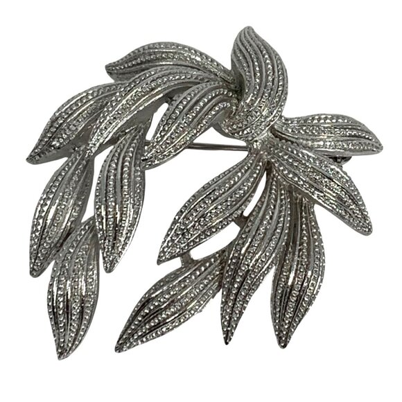 VTG CROWN TRIFARI Textured Silver Tone Wheat Wreath Plant Leaves Spray Brooch - Picture 1 of 9